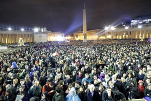 P.za san Pietro. Folla in attesa